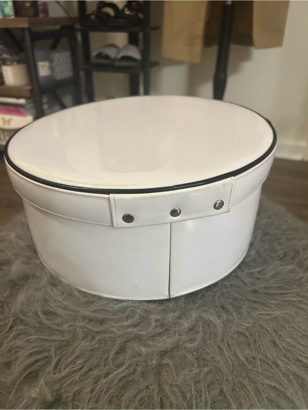 Neiman Marcus White Round Top-Handle Mini Bag/Travel case/Grooming case - Picture 3 of 6